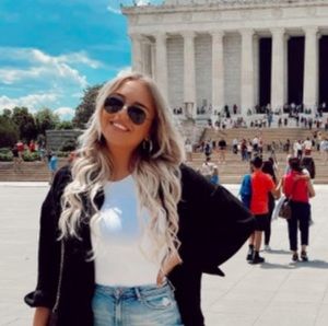 Meet your Posher, Olivia